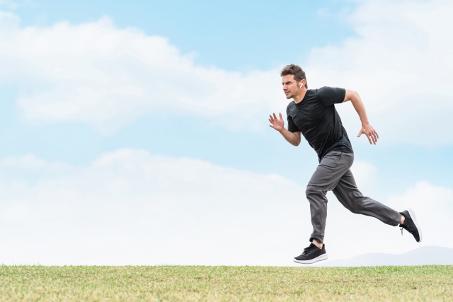 朝ランでリズムを整える男性のイメージ